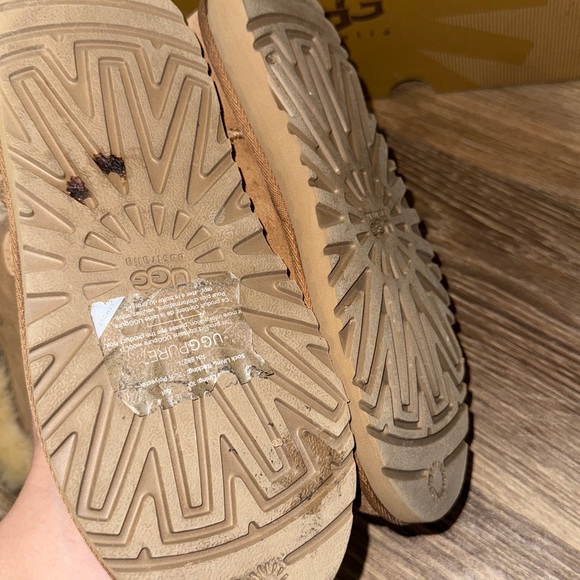 Ugg K Bailey button triplet size 4 youth in box - Picture 6 of 6